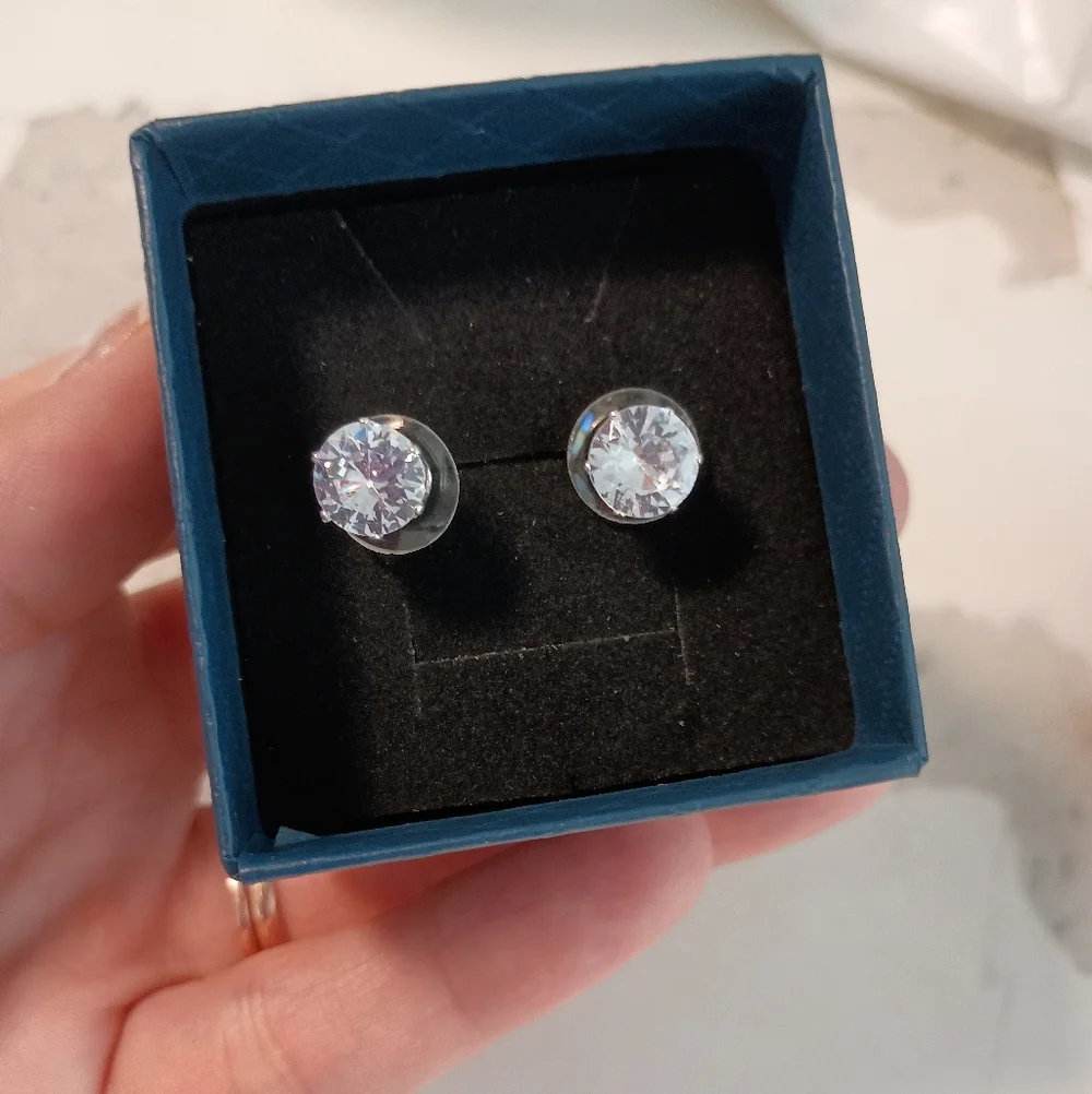 New moissanite Silver Earrings With Gift Box ๐ - Picture 3 of 7